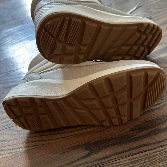 Boots - Picture 4 of 6